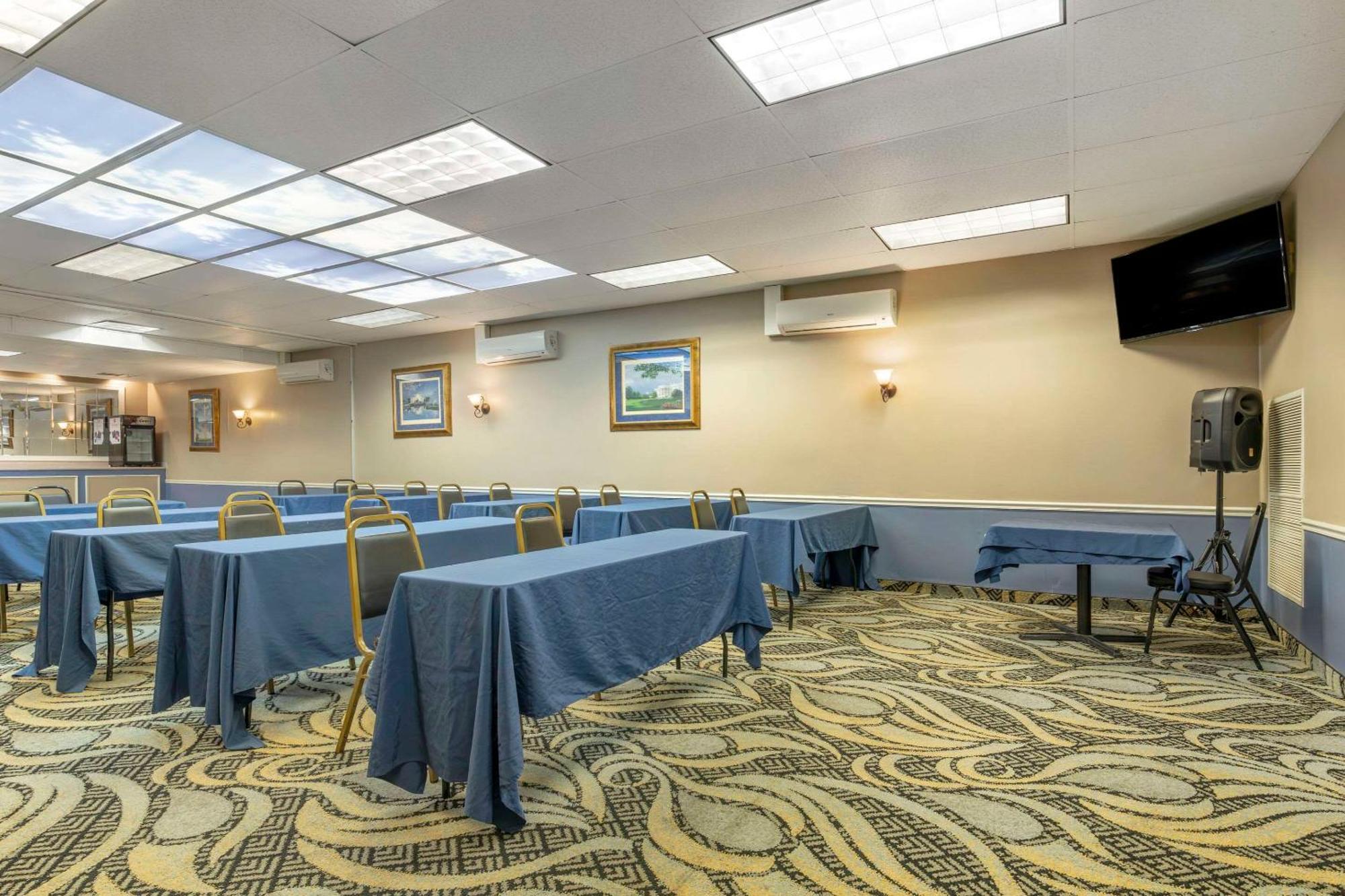 Comfort Inn University Center Fairfax Bagian luar foto