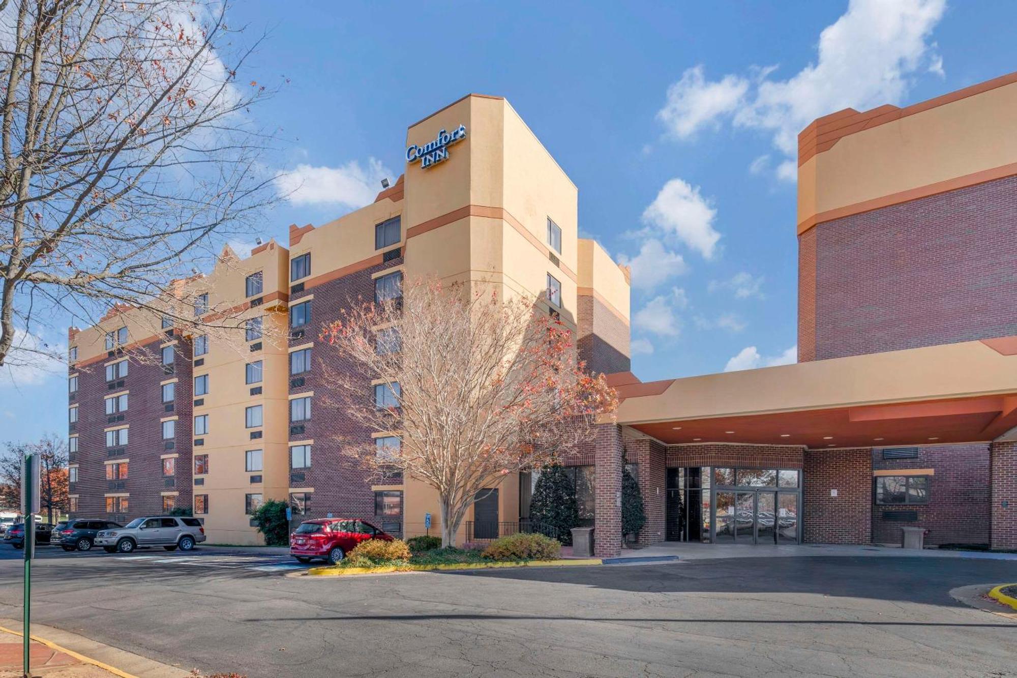 Comfort Inn University Center Fairfax Bagian luar foto